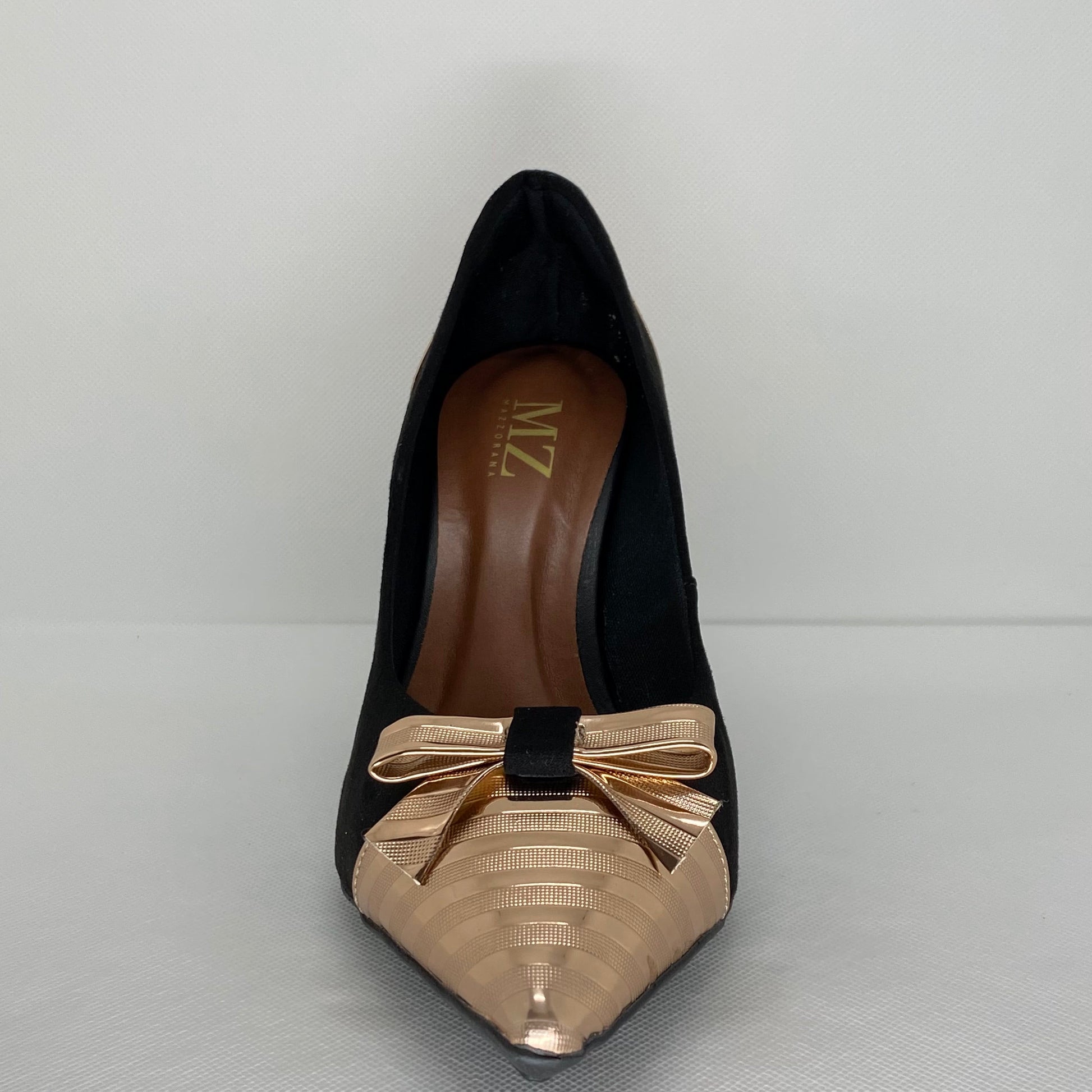 Women pumps black and gold