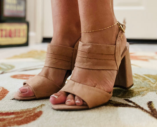Suede and leather mid heel sandal, natural beige color.